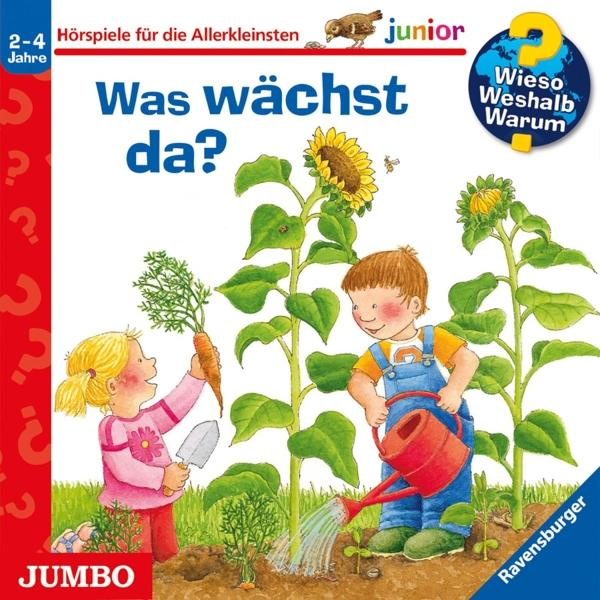 Kinder gießen Pflanzen. Ein Mädchen hält eine Karotte, ein anderes gießt Pflanzen. Sonnenblumen und Text auch vorhanden.