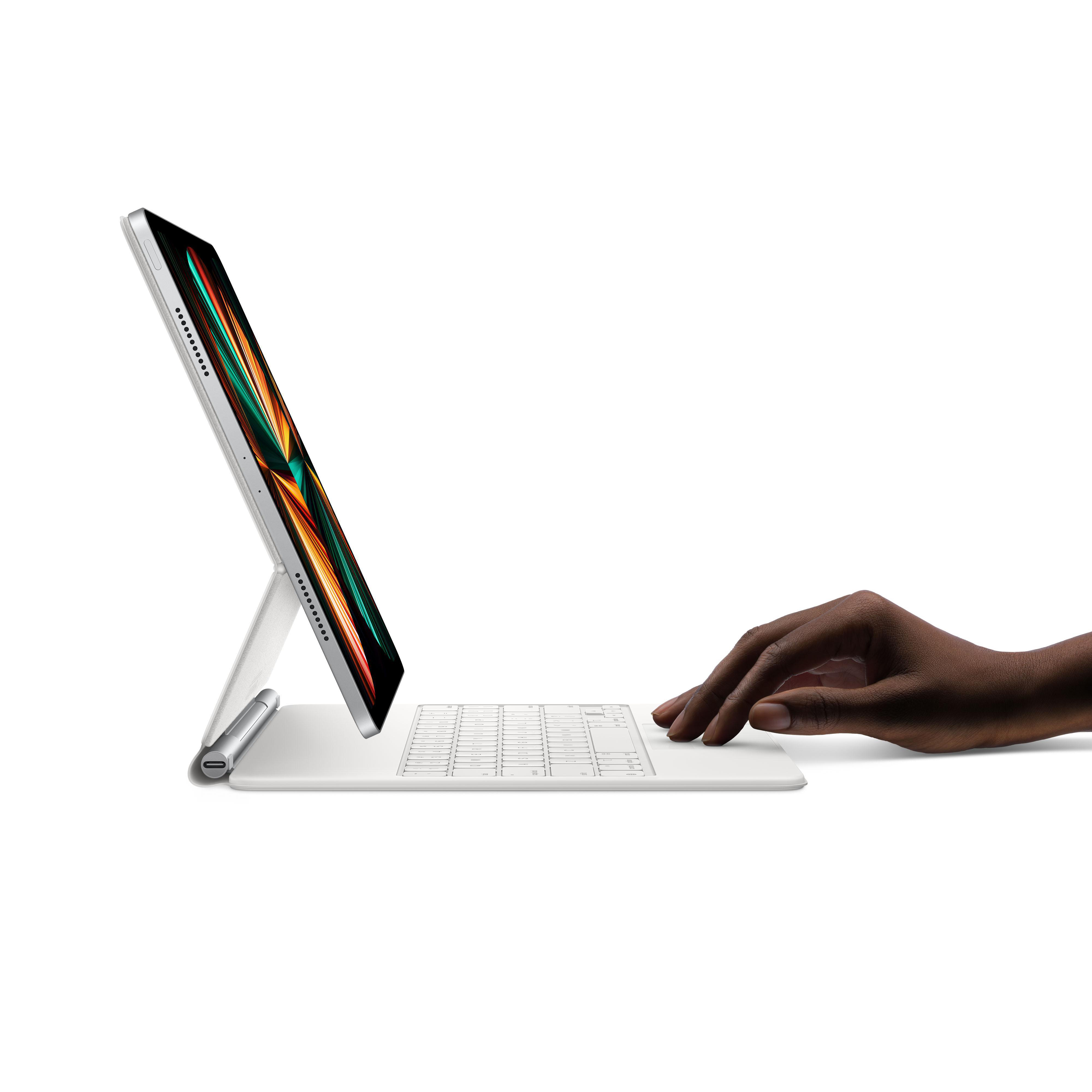 Ein iPad Pro mit Tastaturhülle im Profil, mit einer Hand, die auf der Tastatur ruht.