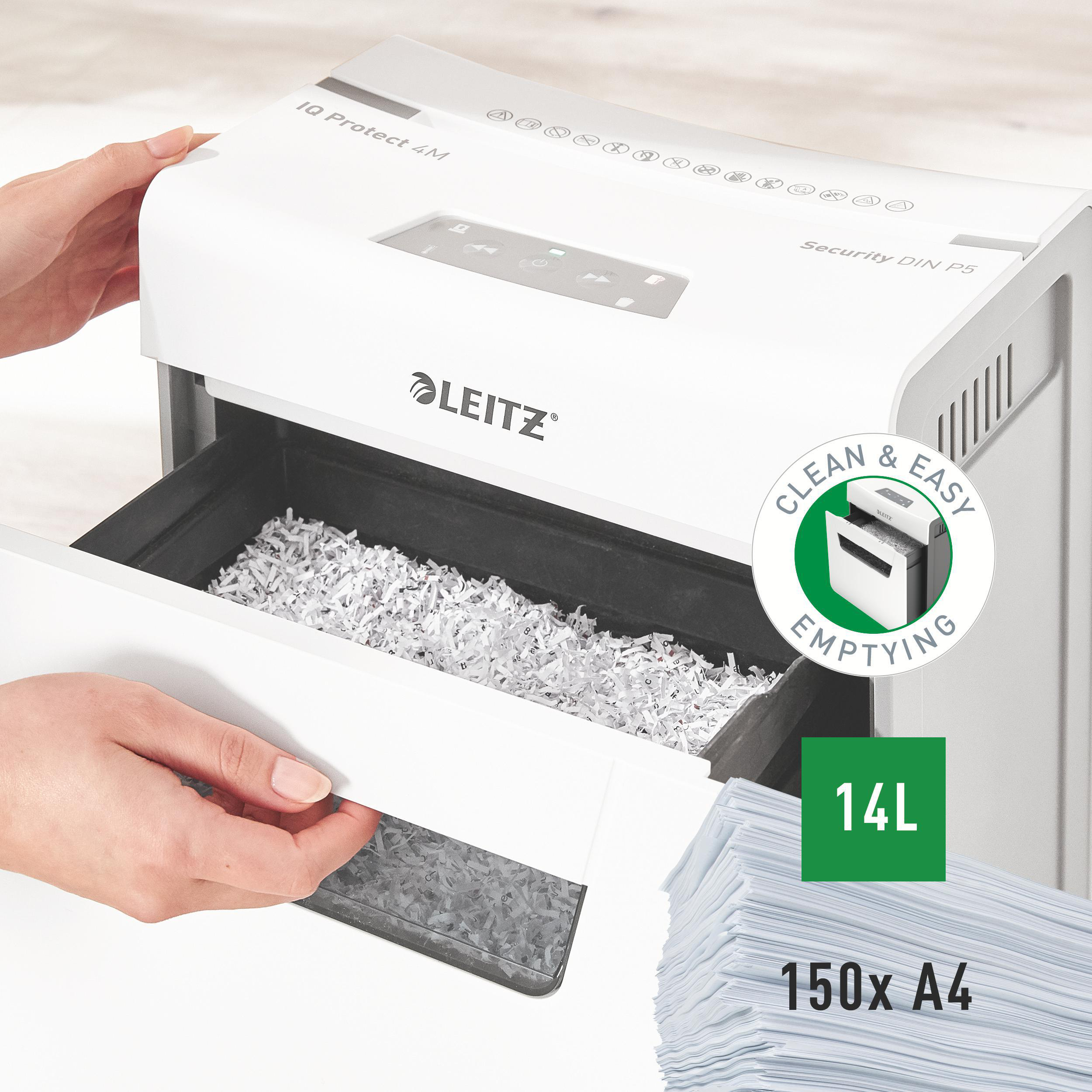 Ein Leitz-Aktenvernichter mit geöffneter Schublade, gefüllt mit geschreddertem Papier.