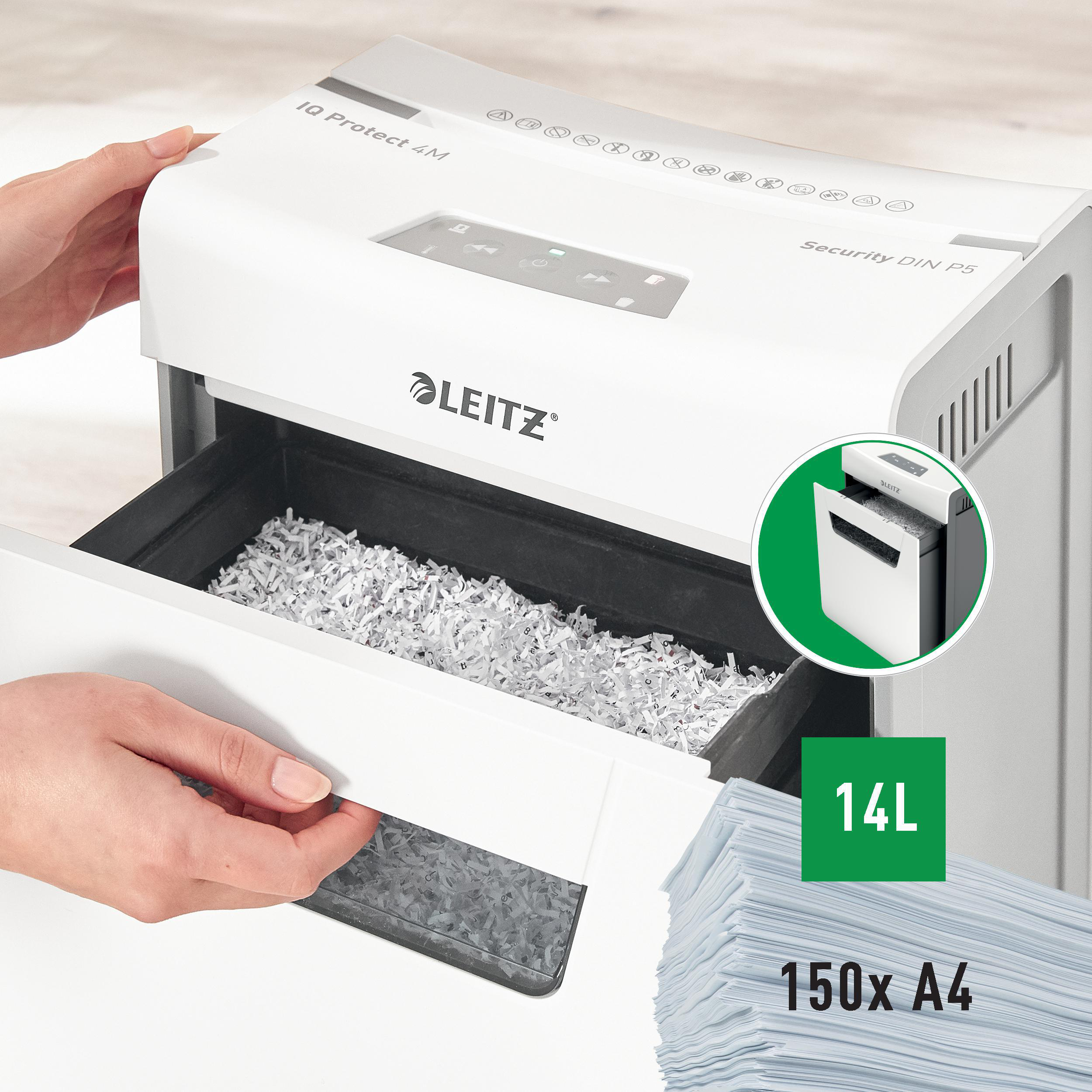 Aktenvernichter mit geschreddertem Papier in der Schublade. Weiße Maschine, Hände vorhanden.