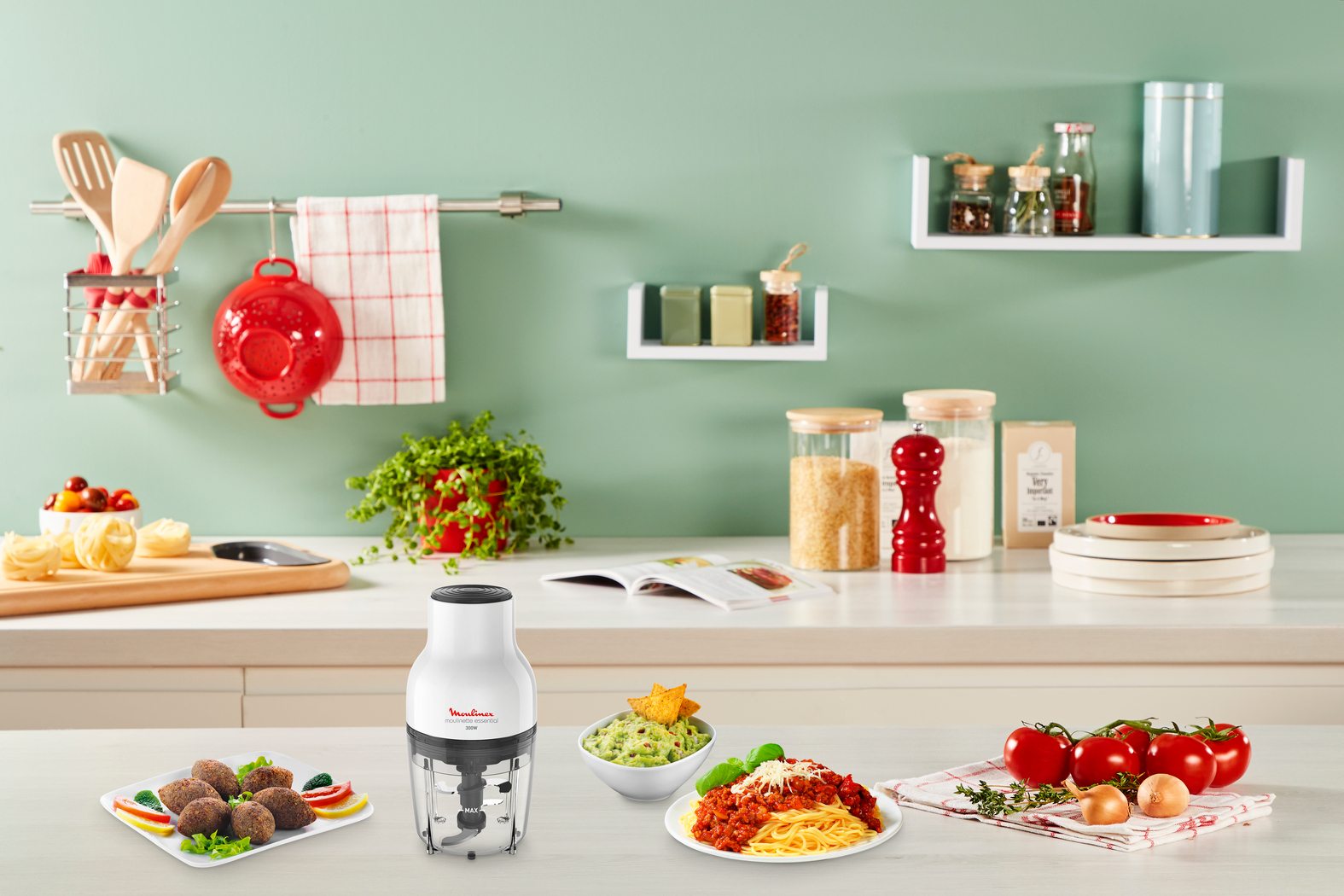 Une scène de cuisine avec des aliments, dont un robot culinaire et des plats préparés.