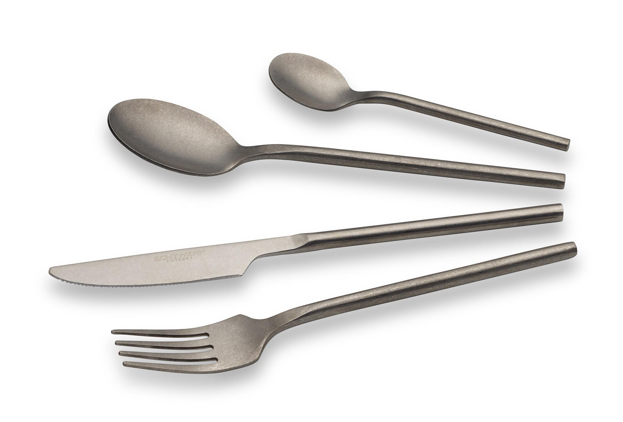 Set von Silberbesteck: Löffel, Teelöffel, Messer und Gabel. Sie sind silberfarben und auf weißem Hintergrund.