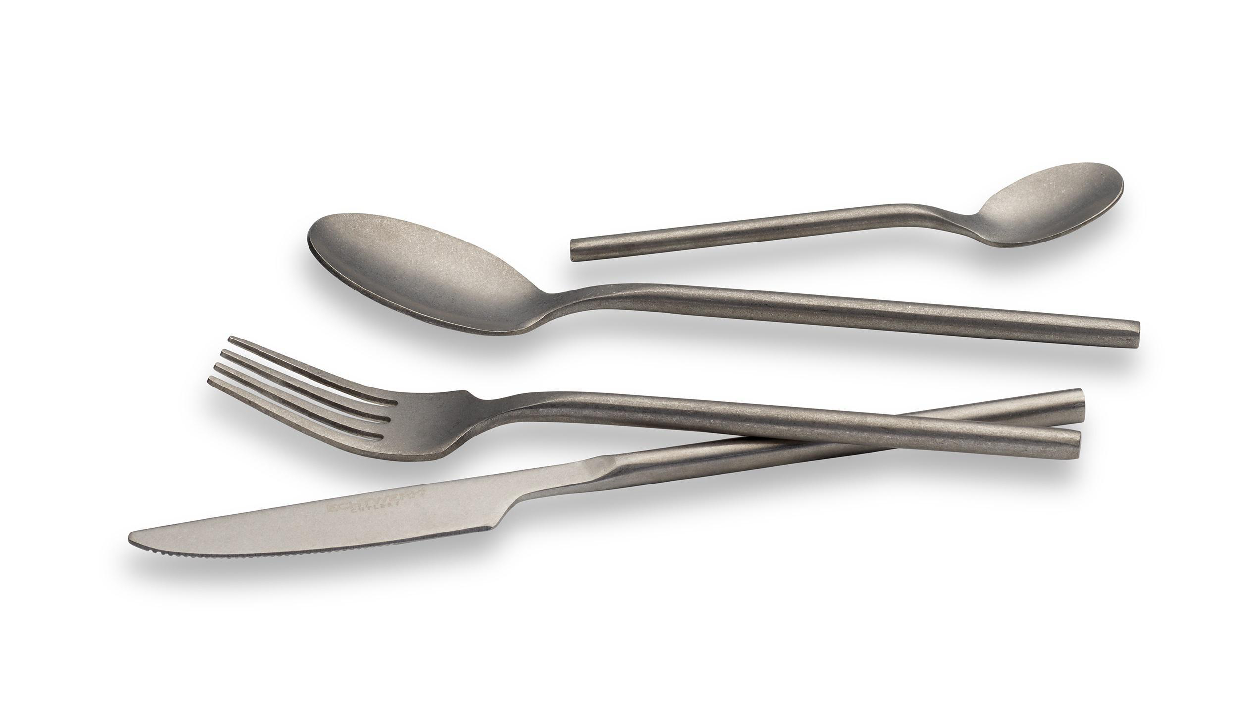 Besteckset mit Gabel, Messer, Löffel und kleinem Löffel auf weißem Hintergrund.