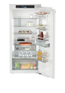 Offener Kühlschrank mit Regalen, die mit Lebensmitteln gefüllt sind, weißer Hintergrund.