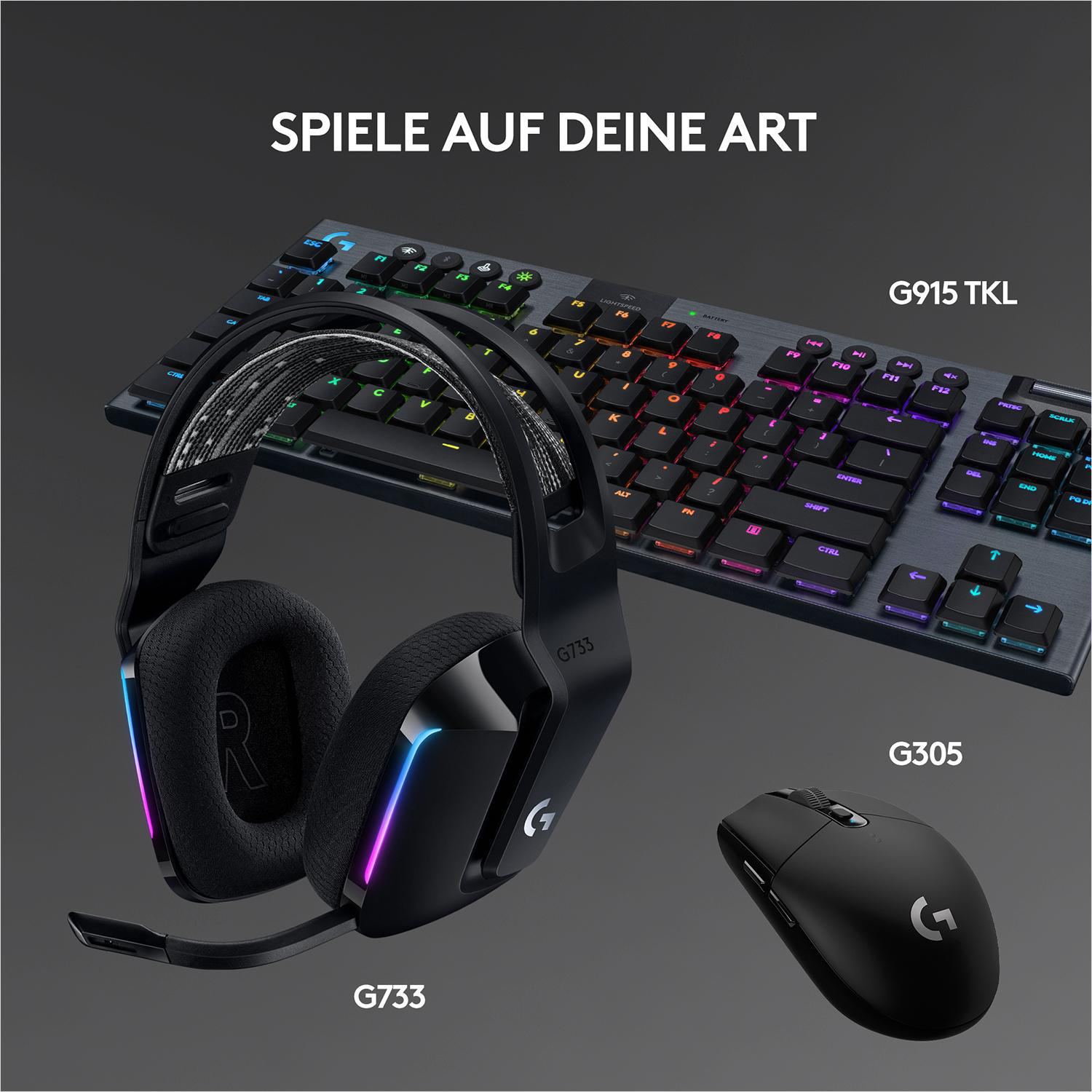Ein Gaming-Setup mit Tastatur, Headset und Maus. Die Tastatur ist mehrfarbig beleuchtet.