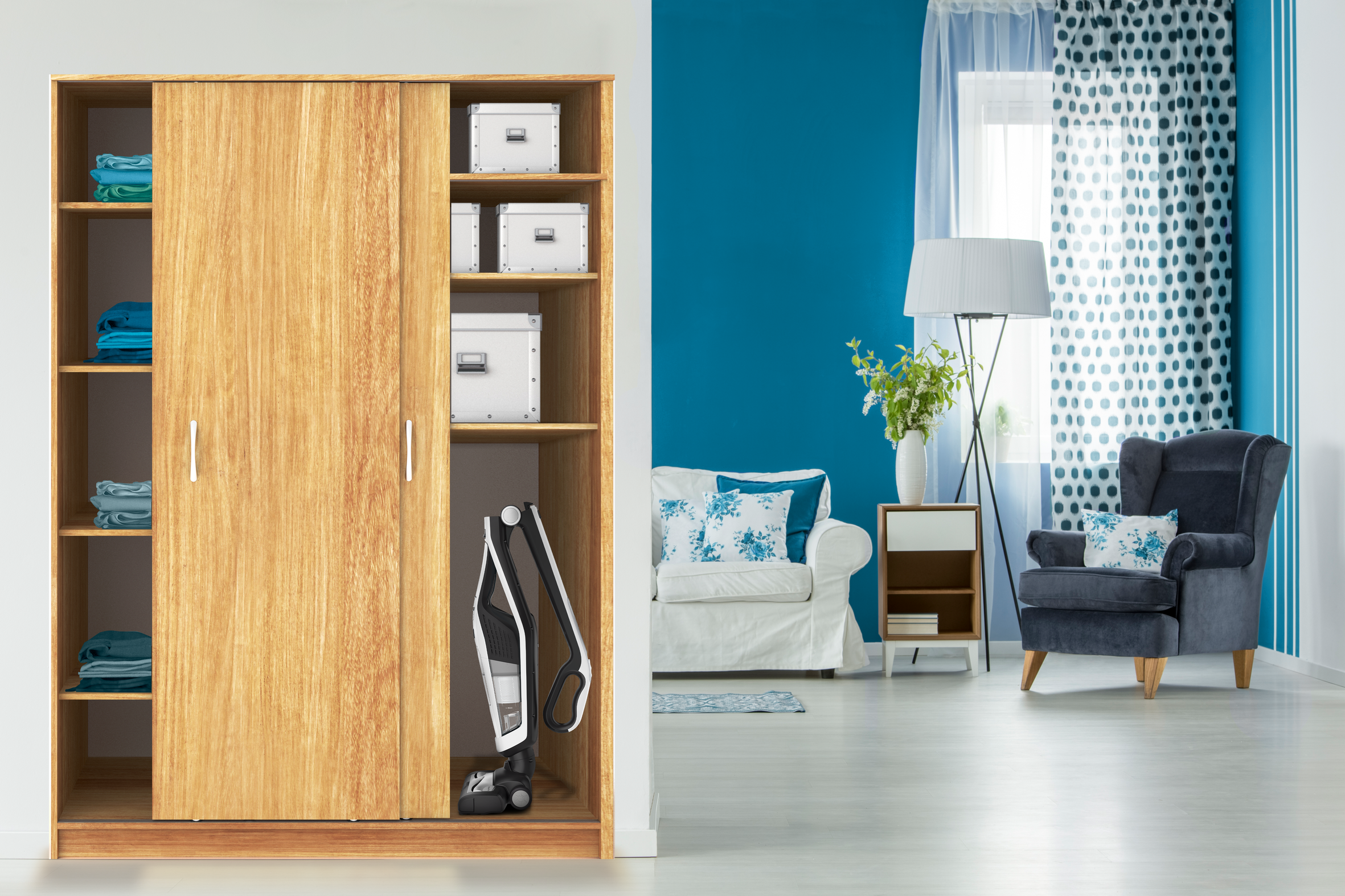 Een houten kledingkast en een woonkamer met een bank, fauteuil, lamp en raam.
