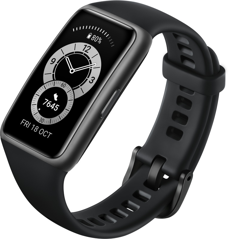 Egy fekete Huawei Band 6 okosóra fehér háttéren. Az óra mutatja az időt, a lépéseket és az akkumulátor élettartamát.