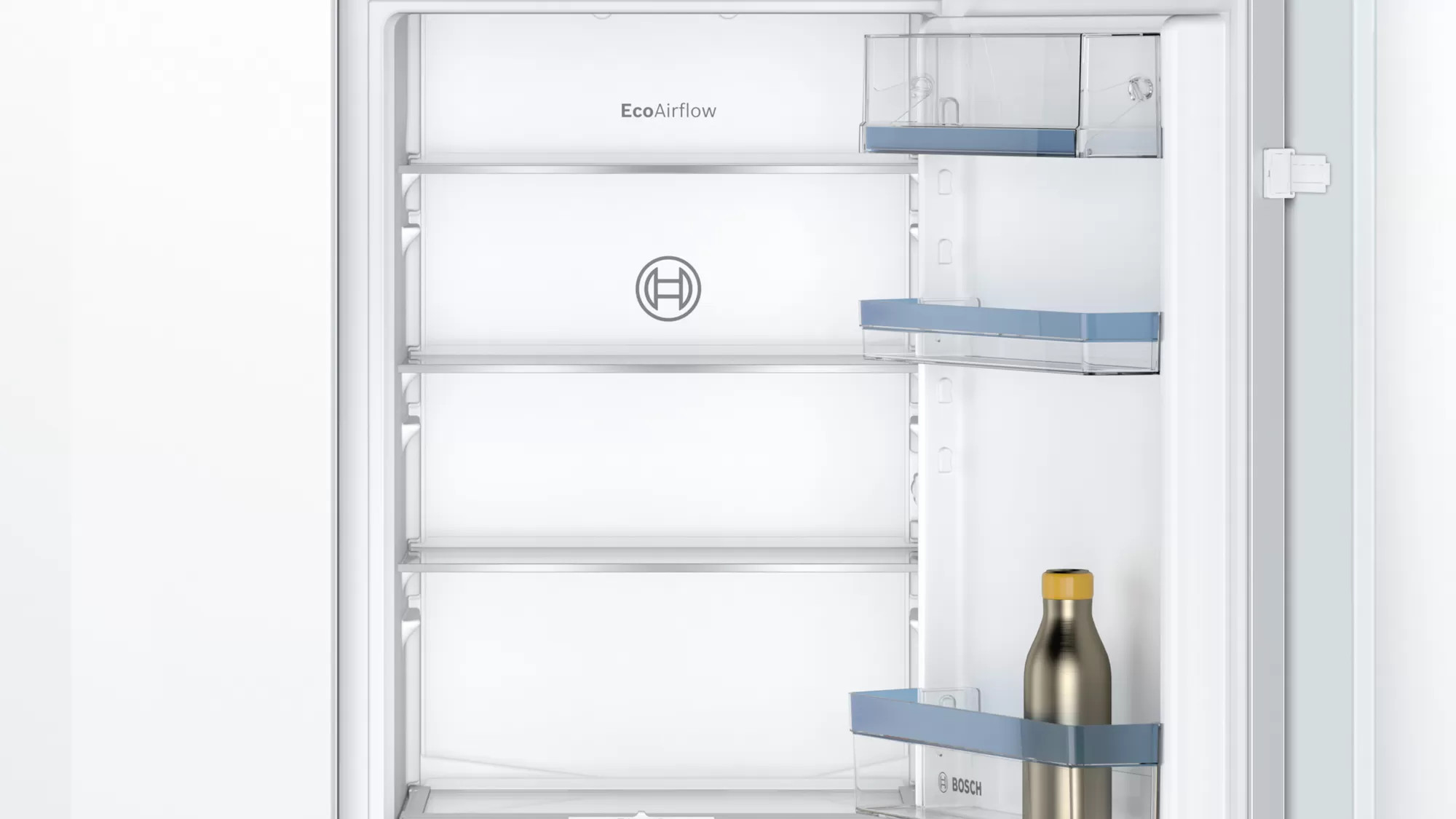 Intérieur d'un réfrigérateur blanc ouvert, avec étagères, logo Bosch et bouteille.