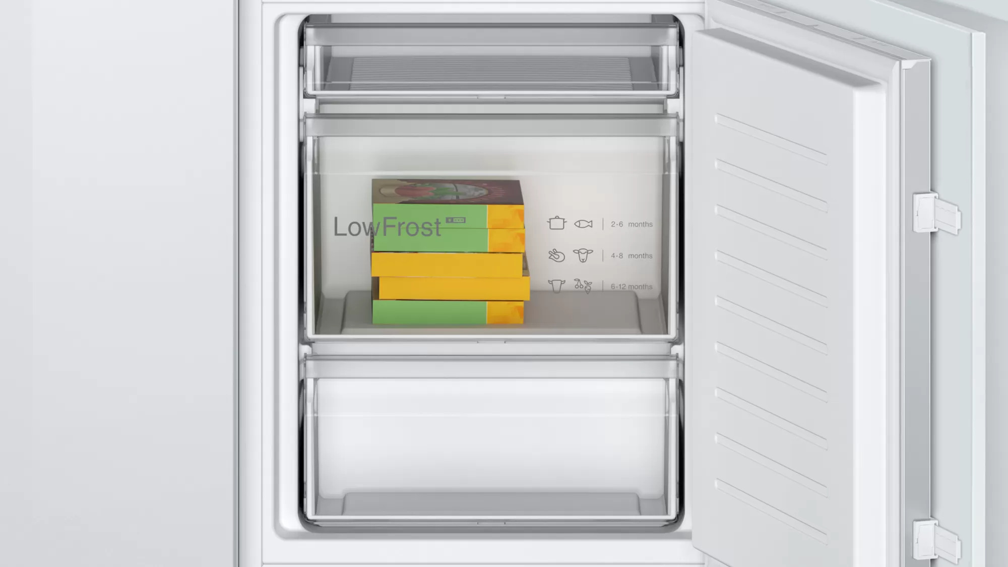 Un réfrigérateur blanc avec la porte ouverte, montrant des étagères avec des contenants alimentaires à l'intérieur.
