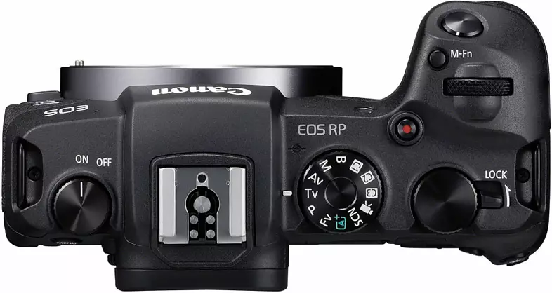 Draufsicht auf eine schwarze Canon EOS RP Kamera. Zeigt Knöpfe, Räder und Objektivanschluss.