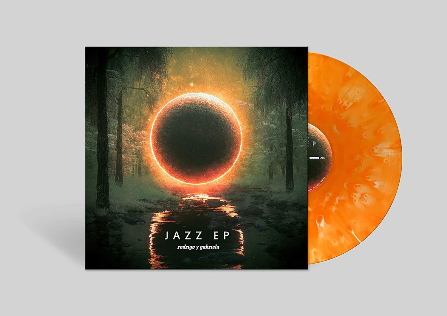 Eine Vinylplatte mit farbenfrohem Label und dunklem Waldhintergrund mit leuchtender Kugel.