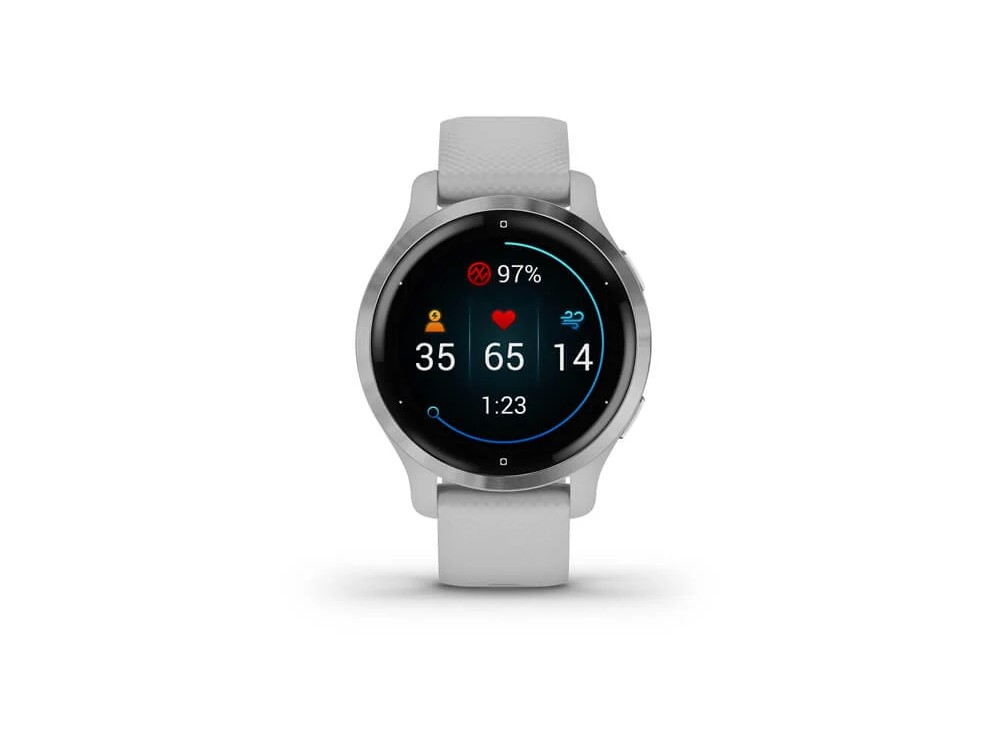 Un reloj inteligente plateado con una pantalla digital que muestra métricas de salud y hora.
