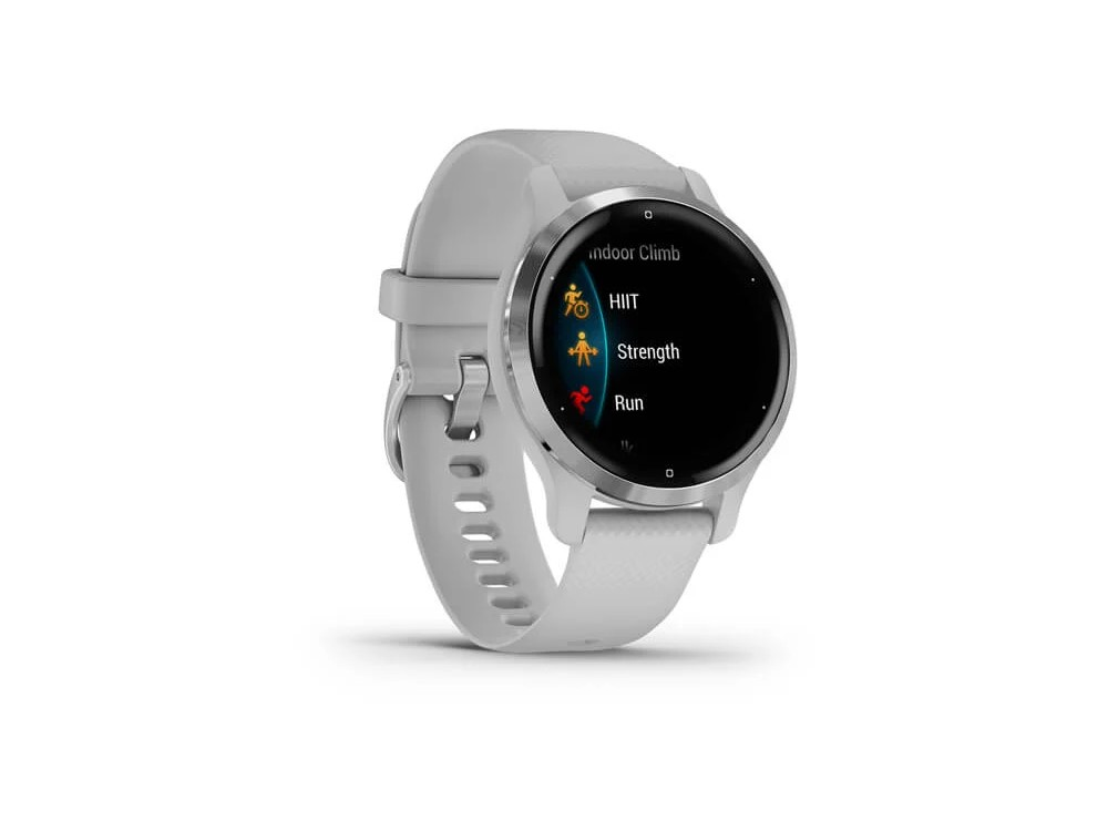 Un smartwatch gris muestra opciones de entrenamiento: Indoor Climb, HIIT, Strength y Run, con correa blanca.