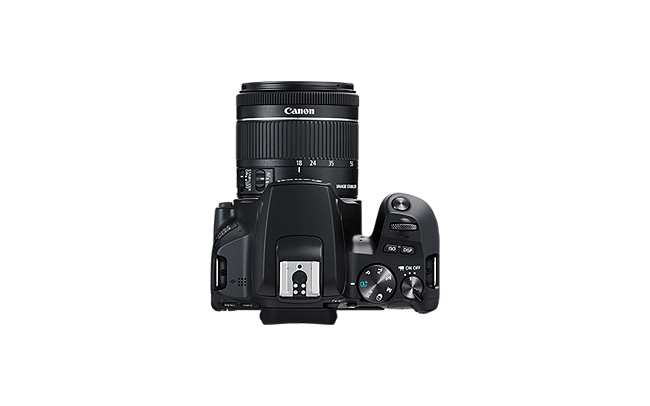 Siyah bir Canon kameranın üstten görünümü, lens, düğmeler ve kadranlar siyah bir zeminde.