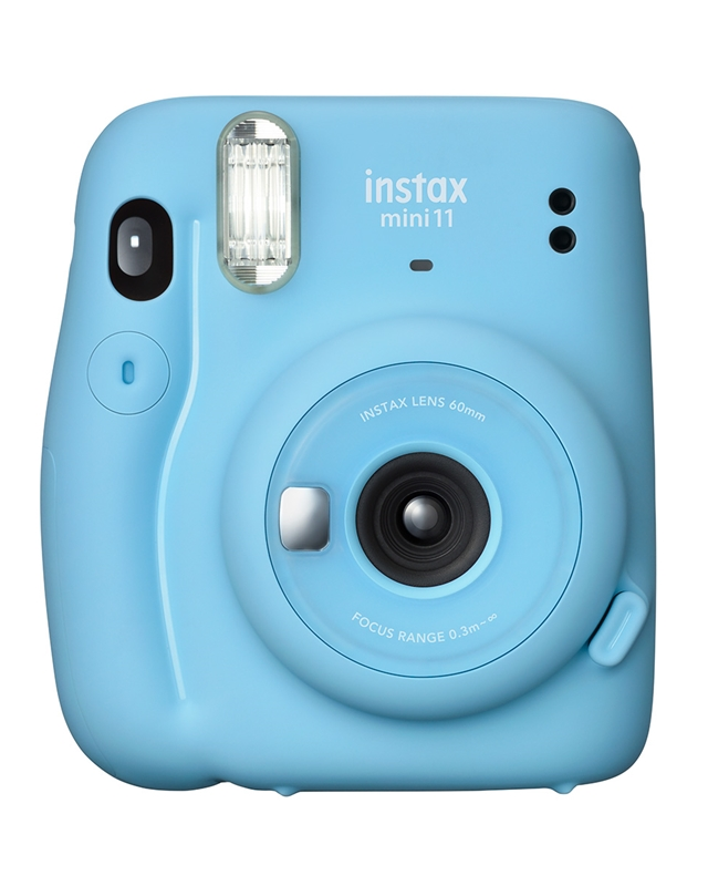 Flaş, lens ve düğmeleri olan açık mavi Instax Mini 11 kamera, beyaz zemin üzerinde.