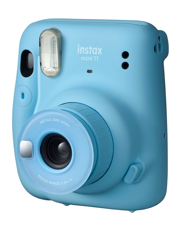 Beyaz zemin üzerinde, objektifi ve flaşı görünen, açık mavi bir Instax Mini 11 kamera.