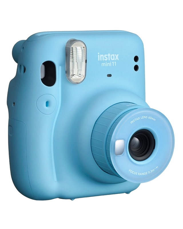 Açık mavi Instax Mini 11 kamera, yakın çekim, lens ve flaş görünür.