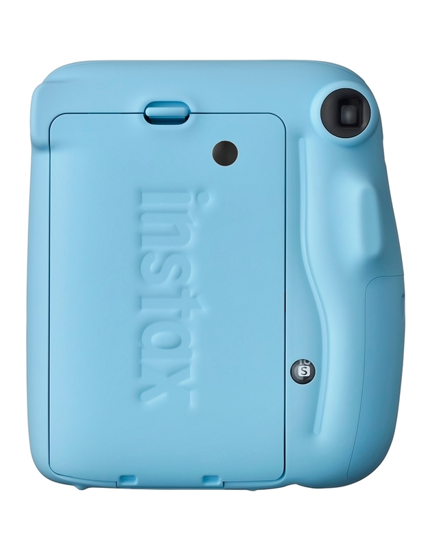 Açık mavi Instax kamera. Instax logosu arkaya kabartmalı.