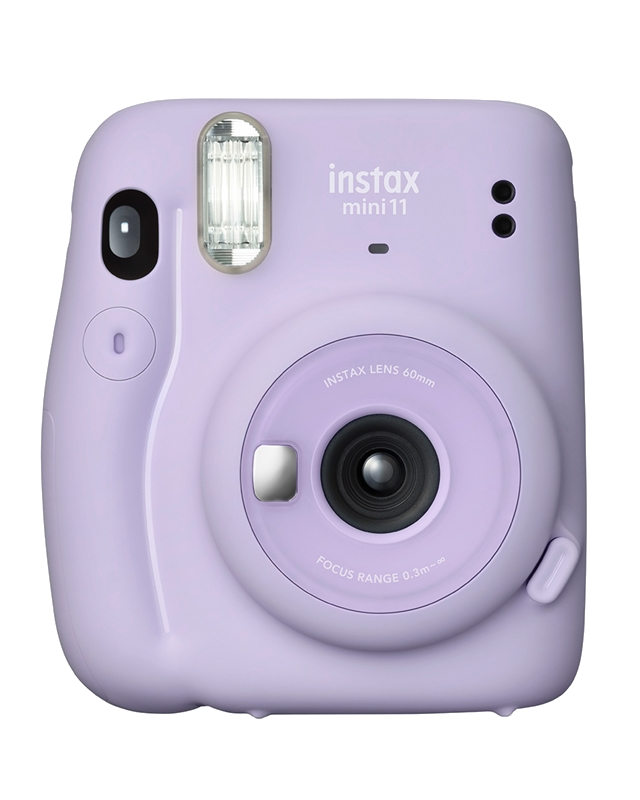 Siyah arka plan üzerinde lavanta rengi Instax Mini 11 fotoğraf makinesi. Fotoğraf makinesi odaklanmış.