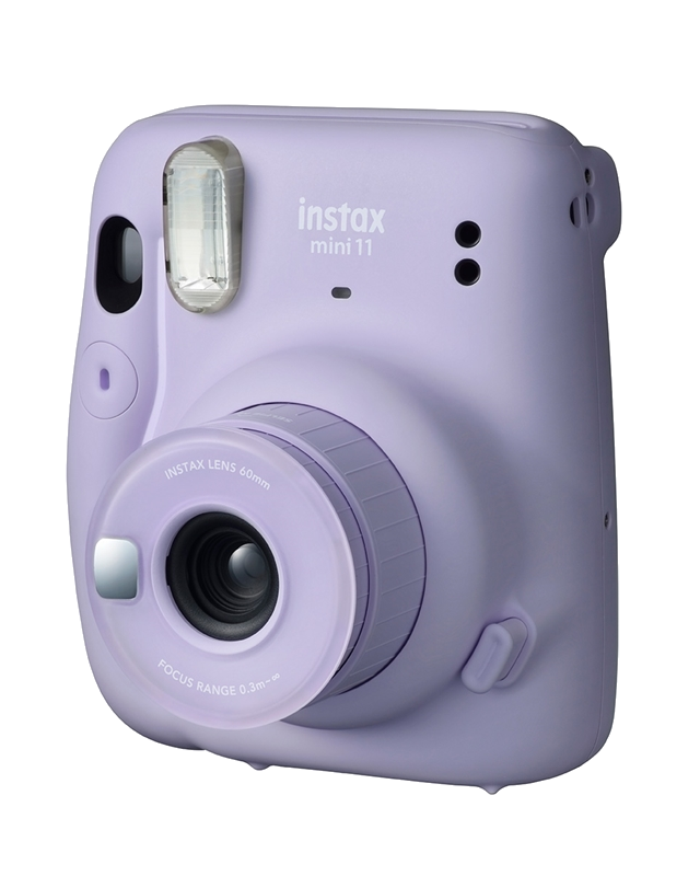 Lilac bir Instax Mini 11 kamera. Ön lens, flaş ve siyah arka plan.