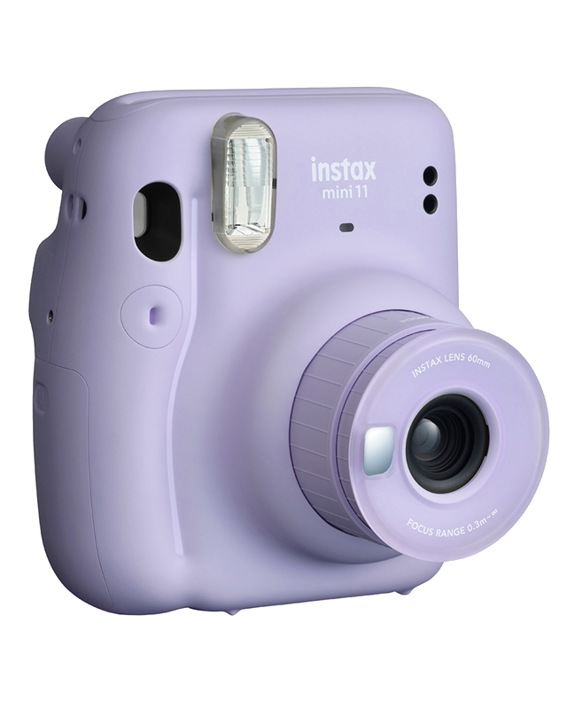 Mor Instax Mini 11 fotoğraf makinesi. Mercek, flaş ve vizör görünür durumda.