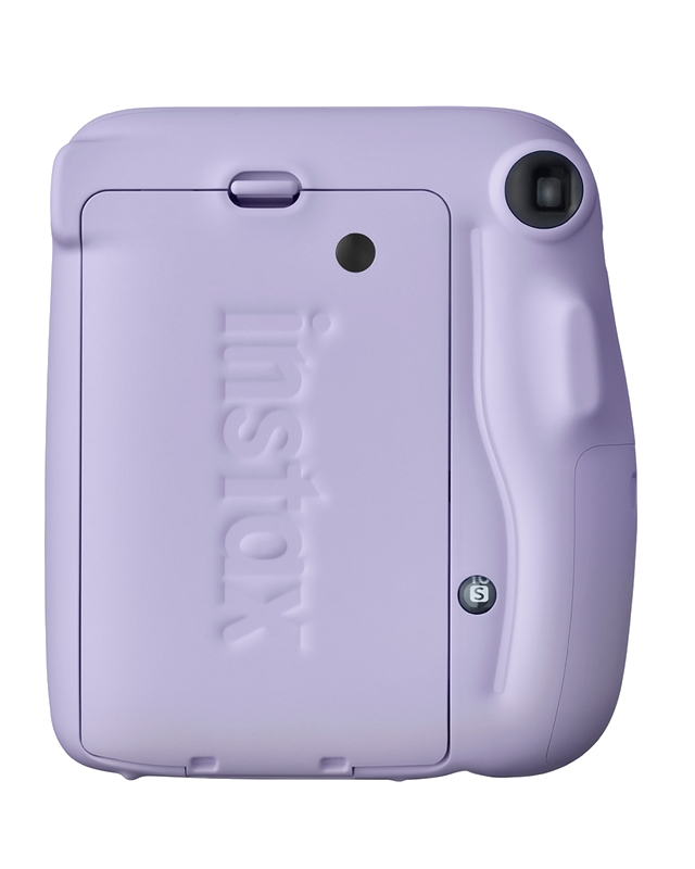 Marka adı kabartmalı bir leylak rengi Instax kamera.