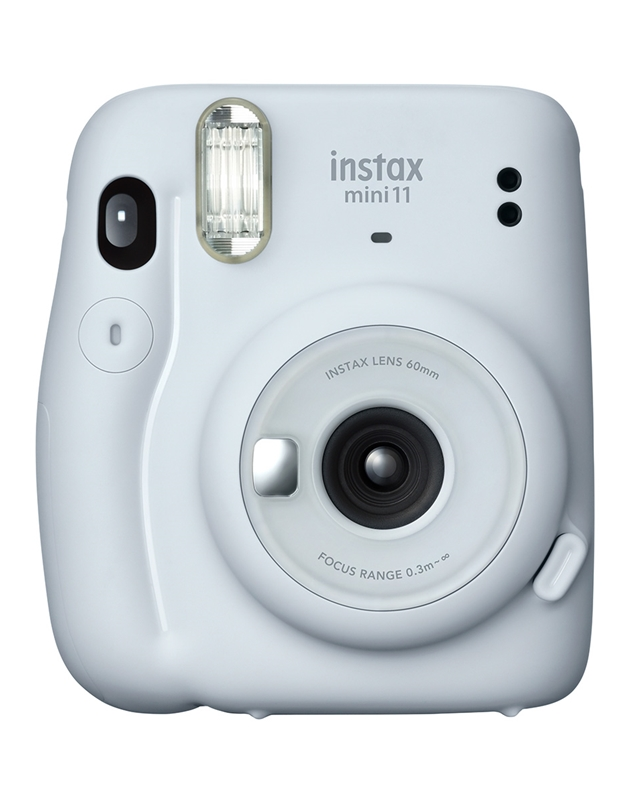 Beyaz Instax Mini 11 kamera. Bir merceği, flaşı ve yan tarafta bir düğmesi vardır.