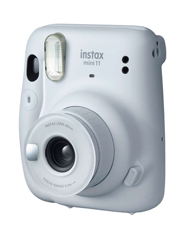 Beyaz Instax Mini 11 fotoğraf makinesi. Ön tarafta lens, flaş ve düğmeler görülebilir.