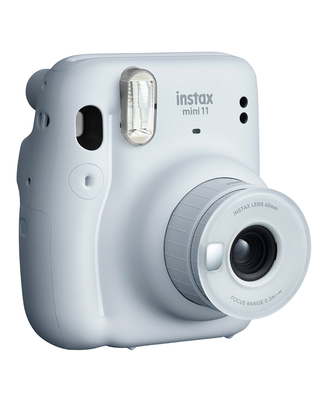 Beyaz Instax Mini 11 fotoğraf makinesi. Gümüş lens ve flaş. Yuvarlak köşeler ve düğme detayları.