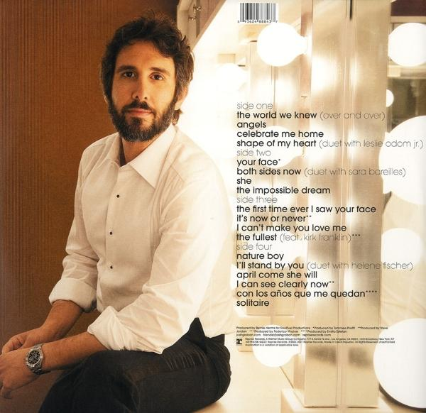 Ein Mann mit Bart sitzt und schaut in die Kamera. Albumcover auf der rechten Seite.