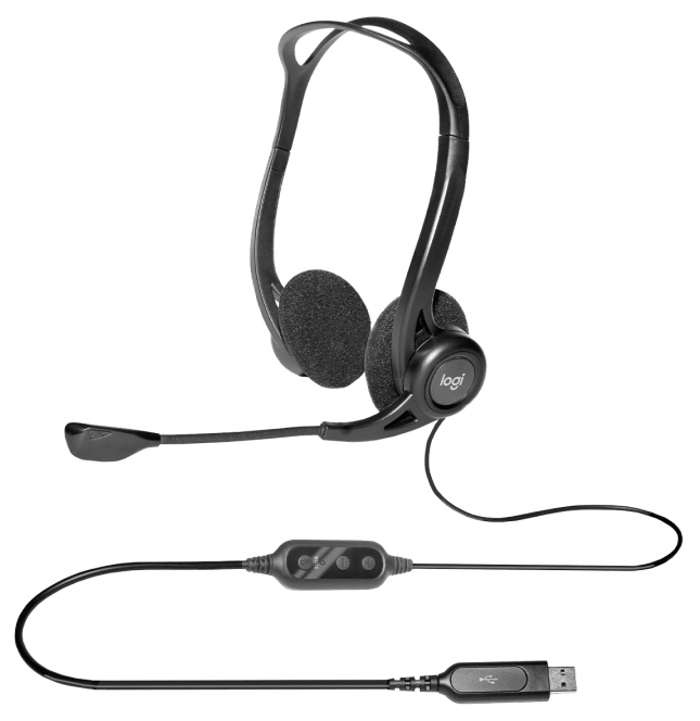 Fekete fejhallgató mikrofonnal és beépített vezérlőkkel, USB csatlakozóhoz csatlakoztatva.