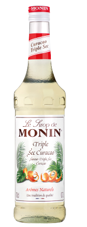 Monin-Sirupflasche, klare Flüssigkeit, Etikett sagt Triple Sec Curacao, weißer Hintergrund.