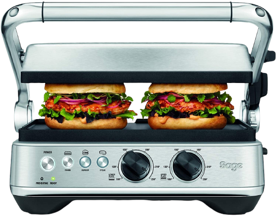 Ein silberner Panini-Grill mit zwei Sandwiches, die fertig zum Pressen sind.