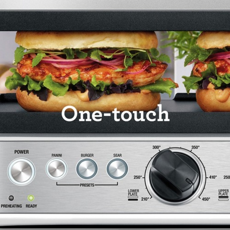 Ein Sandwichmaker mit zwei Burgern. Die Bedienelemente sind beschriftet mit 'POWER', 'PANINI', 'BURGER', 'SEAR'.