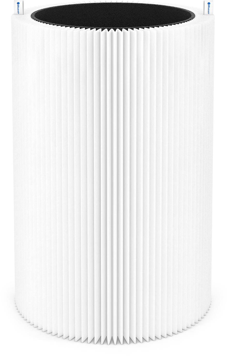 Een witte cilindrische luchtfilter met verticale plooien tegen een witte achtergrond.