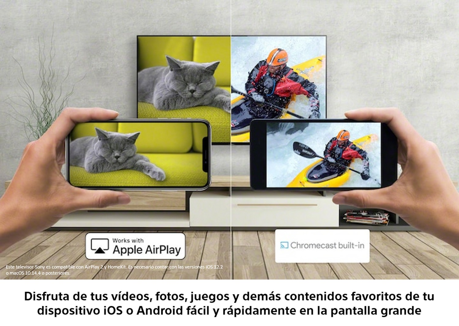 Dos manos sostienen teléfonos inteligentes que muestran imágenes, sobre una pantalla de TV grande.
