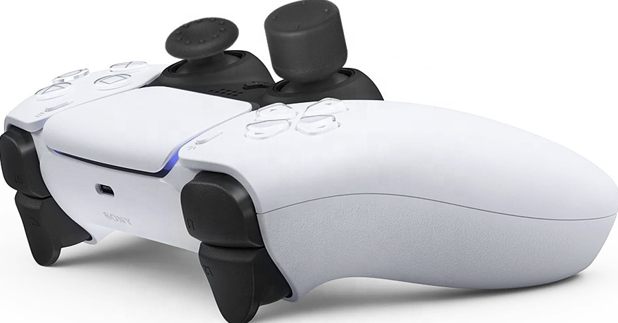 Manette blanche PlayStation 5, avec des joysticks et des boutons noirs, sur fond blanc.