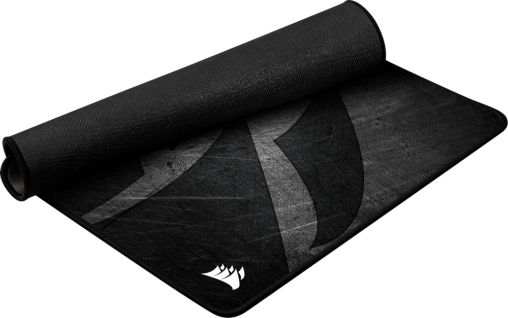 Tapis de souris noir et gris enroulé avec le logo Corsair blanc en bas à gauche.