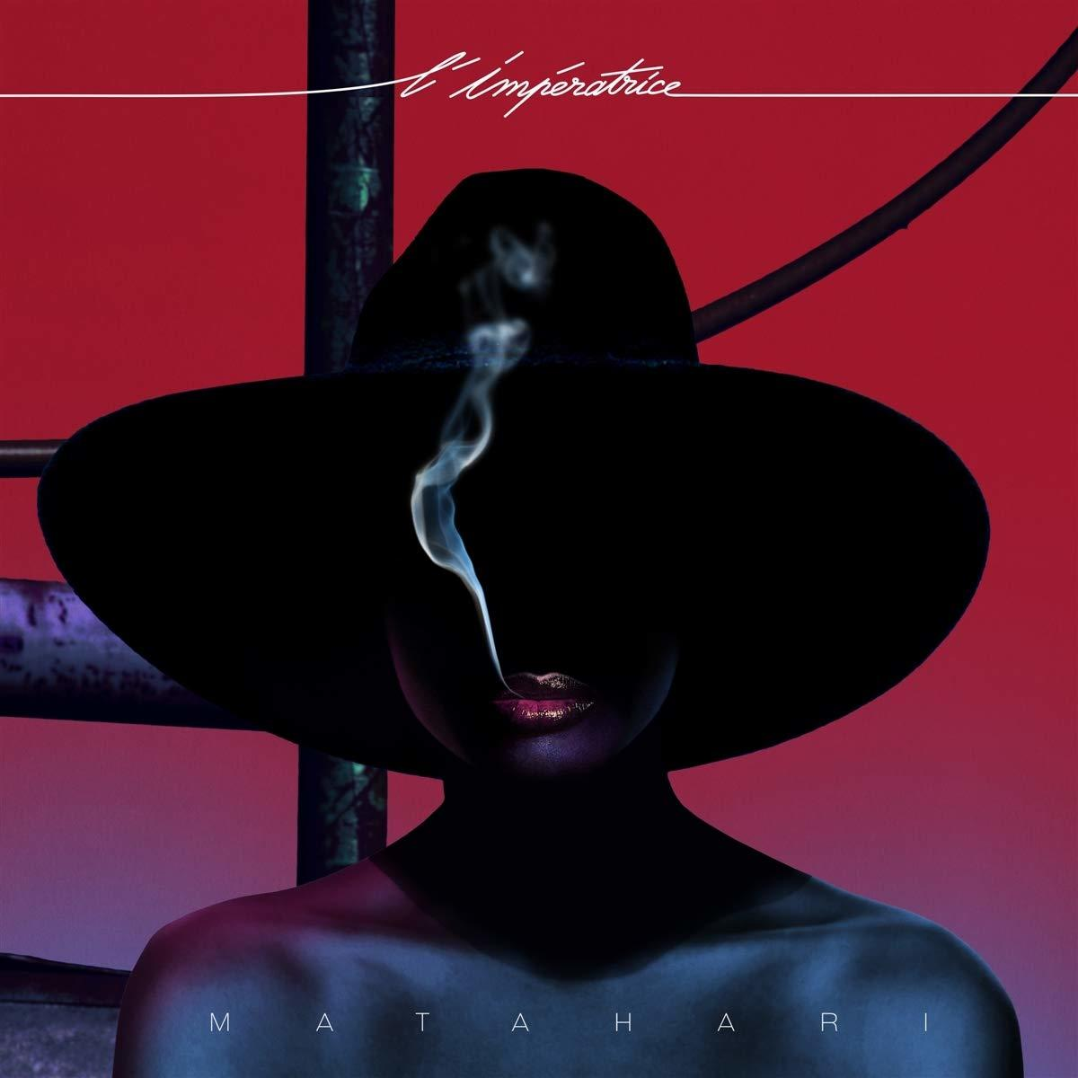 Albumcover zeigt eine Frau in einem breitkrempigen Hut, die raucht, roter Hintergrund mit Text 'MATA HARI'.