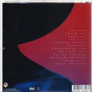 CD-Rückseite mit Titelliste in weißer Schrift auf schwarzem und rotem Farbverlauf.