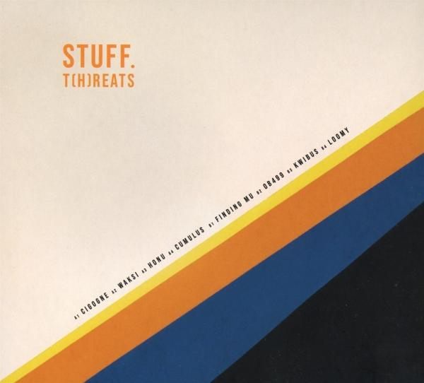 Albumhoes met de tekst STUFF. T(H)REATS en kleurrijke diagonale strepen over de afbeelding.