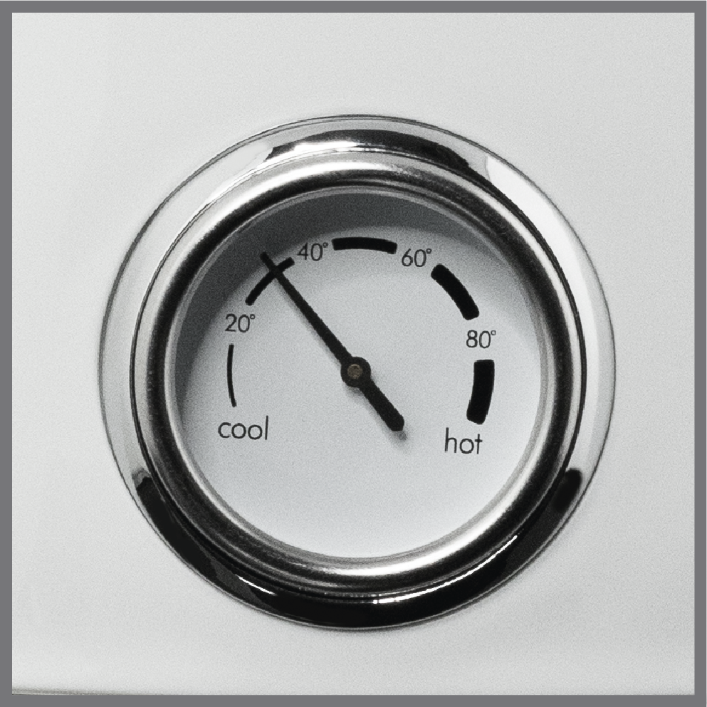 Un thermomètre affiche l'aiguille à 30 degrés. Le cadran indique froid et chaud.