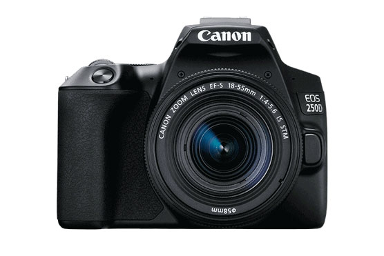 Beyaz bir arka plan üzerinde izole edilmiş, lensli siyah bir Canon fotoğraf makinesi.