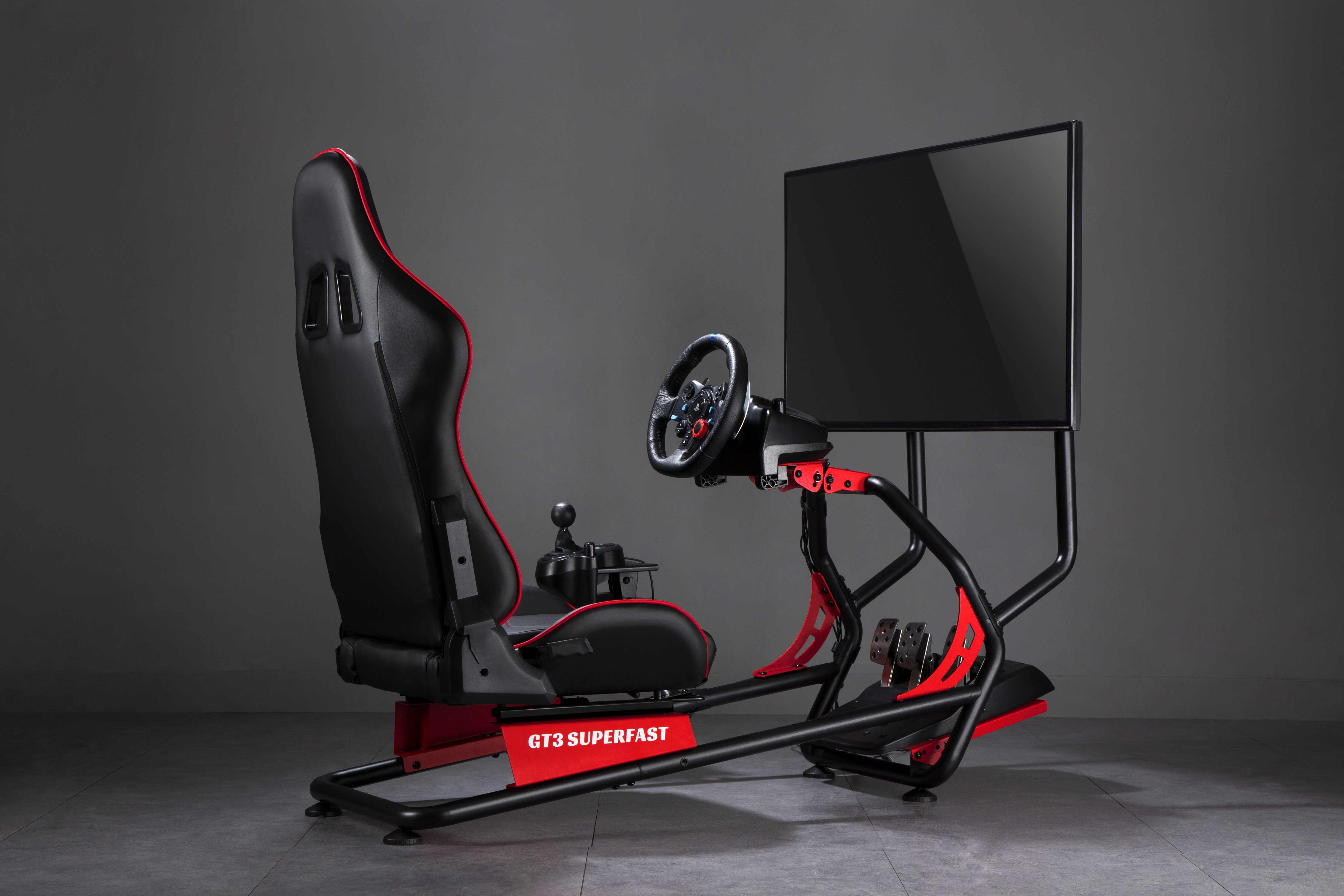 Configurazione del simulatore di corse. Include un sedile da corsa, un volante e un monitor.