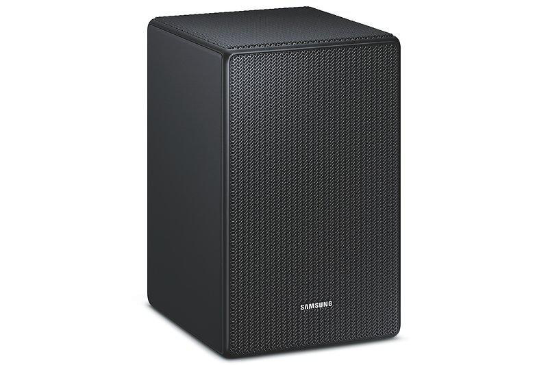 Schwarzer Samsung Subwoofer-Lautsprecher mit strukturierter Front, vor weißem Hintergrund.