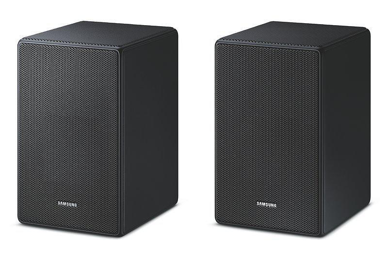 Zwei schwarze Samsung Lautsprecher, boxförmig mit Mesh-Front.