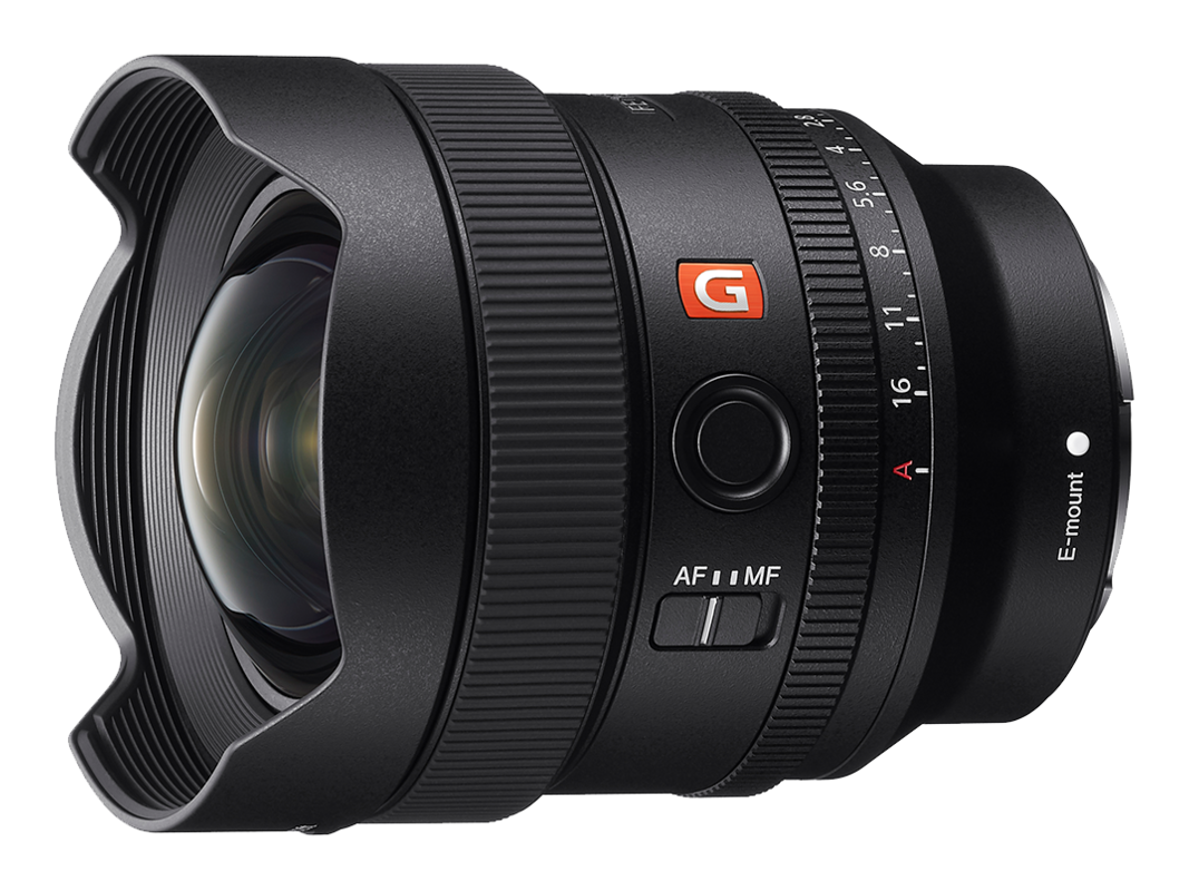 Objectif de caméra Sony noir avec une vue grand angle. Comprend un pare-soleil, une bague de mise au point et des repères de distance.