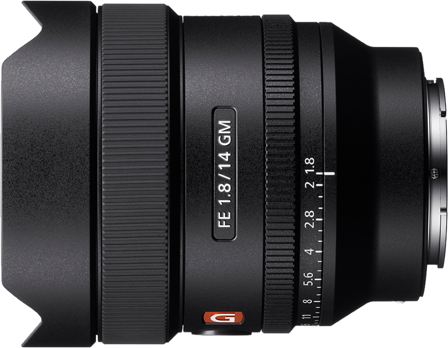 Un objectif d'appareil photo noir, FE 1.8/14 GM, avec des bagues de mise au point et des marquages d'ouverture. L'objectif a un logo 'G' rouge.