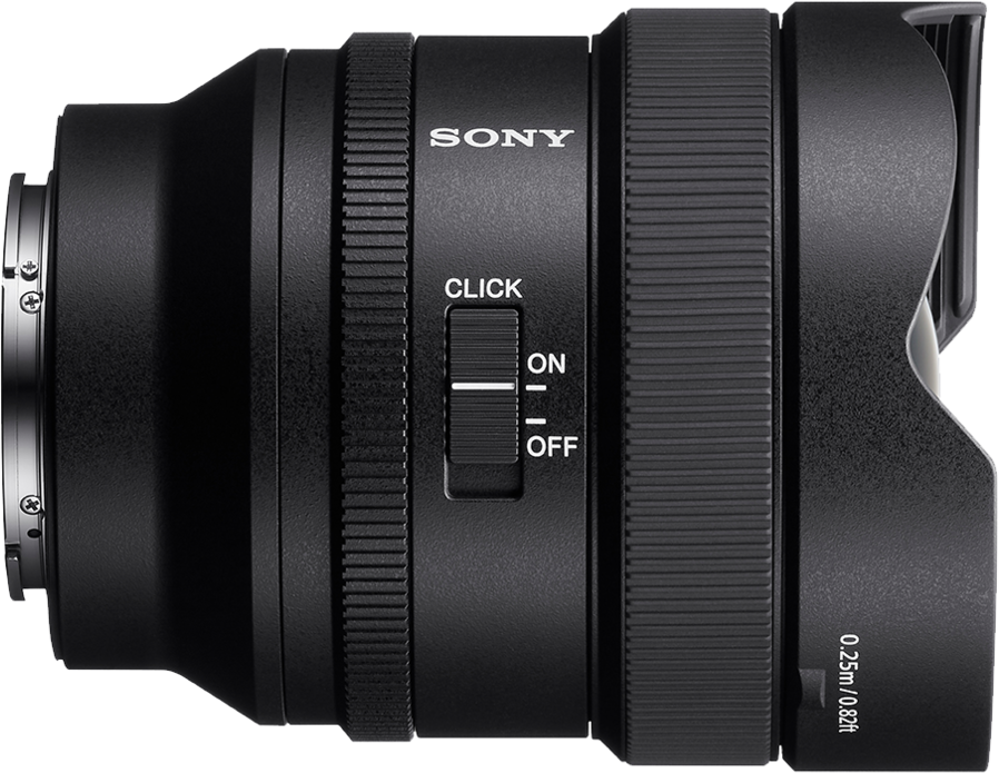 Un objectif d'appareil photo Sony noir est montré. Il possède une bague de mise au point, un interrupteur marqué 'clic' et des marquages de distance. L'objectif est cylindrique.