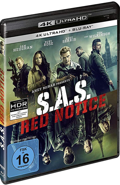 DVD-Hülle. Männer in einer Reihe schauen in die Kamera. Filmtitel in Rot und Weiß. Schwarzer Hintergrund.
